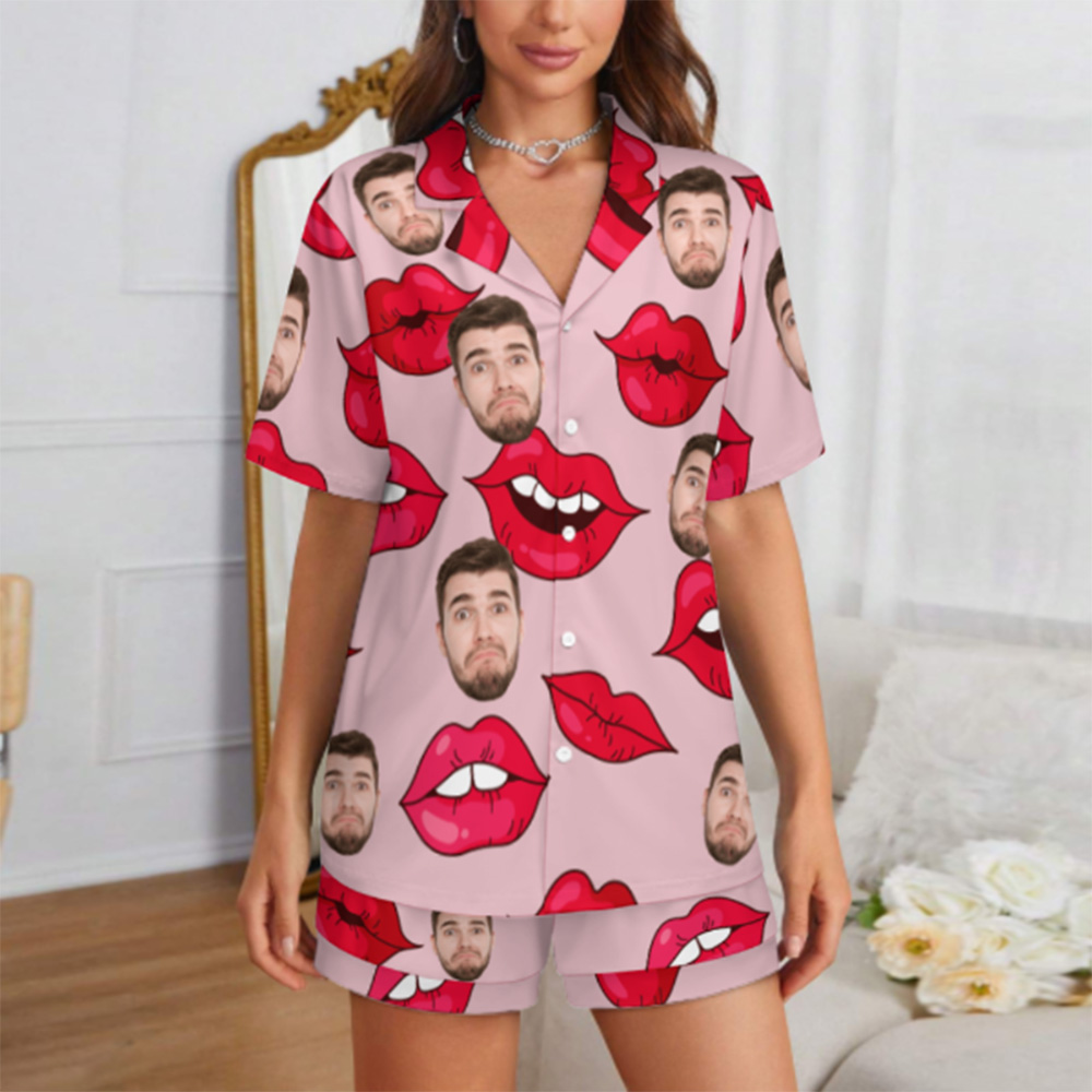 Pigiama A Maniche Corte Personalizzato Con Viso, Pigiama Personalizzato Con Foto Di Labbra Rosse - GiftlabIT
