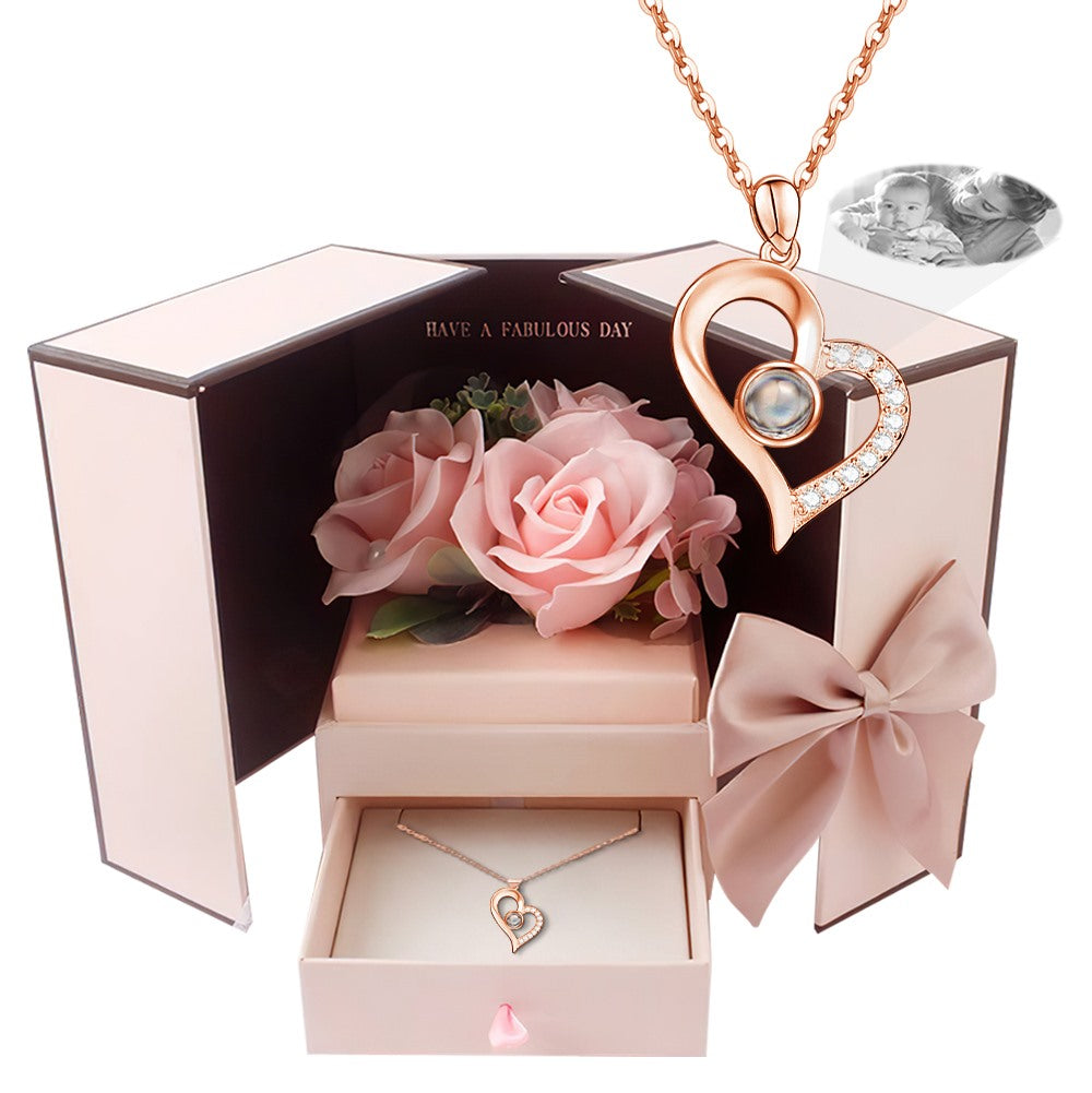 Collana Con Proiezione Fotografica E Portagioie Con Fiori Eterni - Regalo Per La Mamma - 2 Colori - GiftlabIT