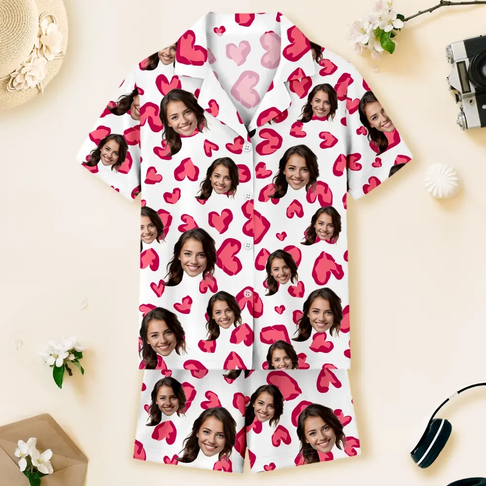 Pigiama A Maniche Corte Con Foto Personalizzata Del Viso, Completo Pigiama Con Foto A Cuore Rosso Personalizzato - GiftlabIT