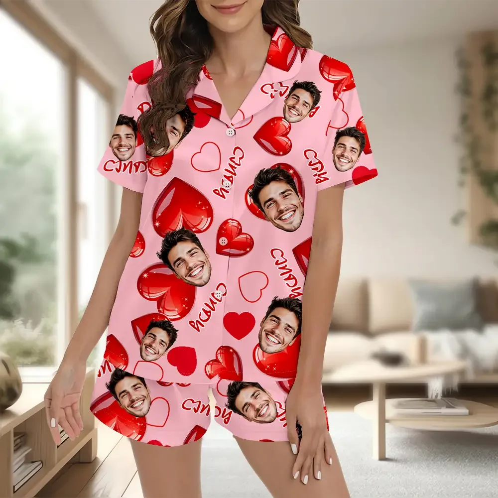 Pigiama A Maniche Corte Con Foto Personalizzata Del Viso, Completo Pigiama Con Foto A Cuore Rosso Personalizzato - GiftlabIT