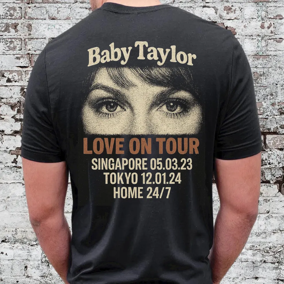 Foto Personalizzata Di Fidanzata Con Occhi D'amore Durante Il Tour, Maglietta Con Testo - GiftlabIT