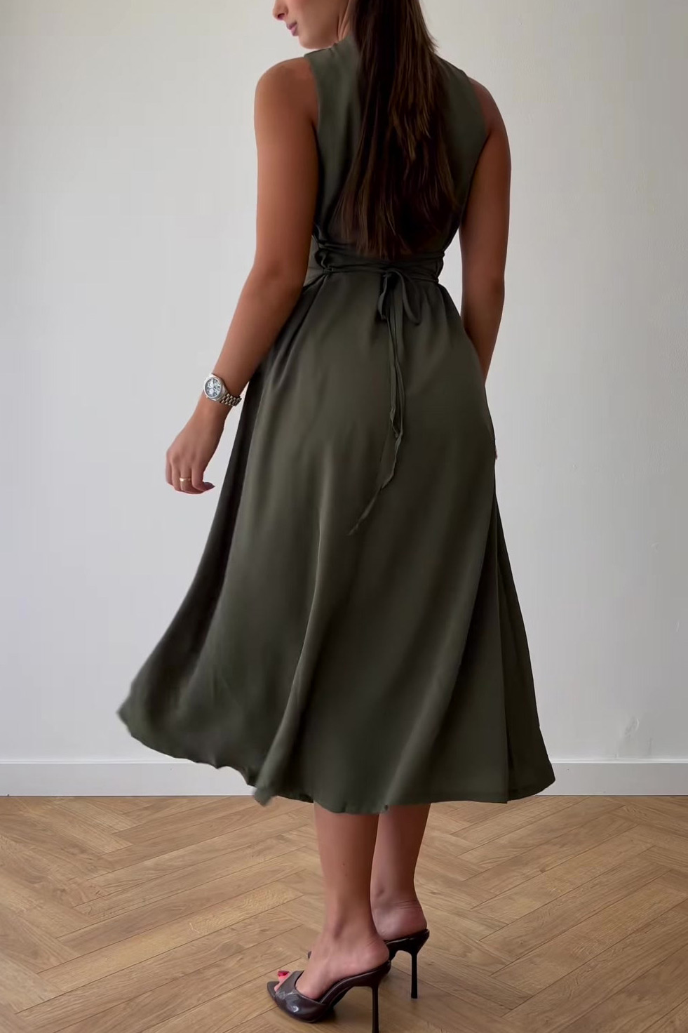 Round neck sleeveless single-breasted fitted waist belted maxi dress