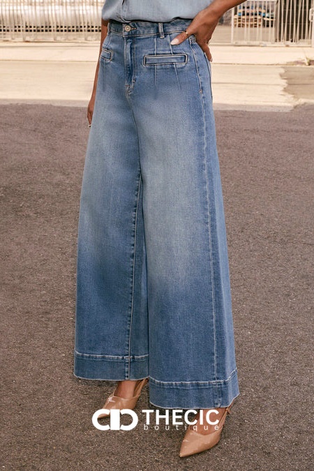 Washed Denim Pleated Wide-Leg Jeans