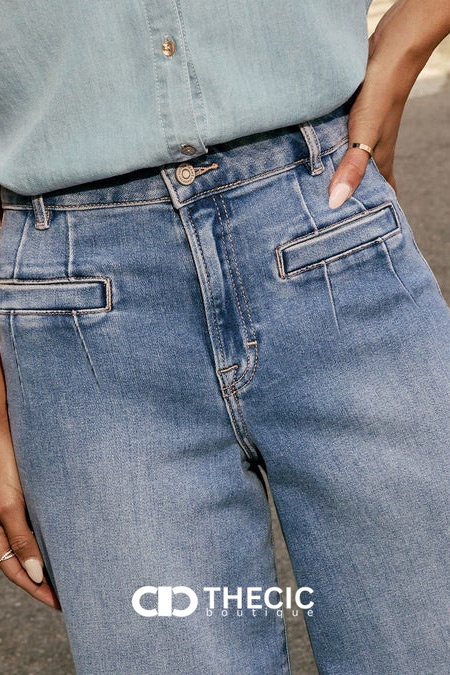 Washed Denim Pleated Wide-Leg Jeans