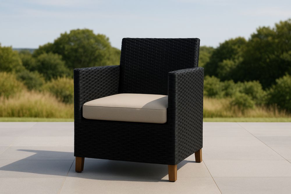 Fauteuil en résine tressée noir avec coussin beige