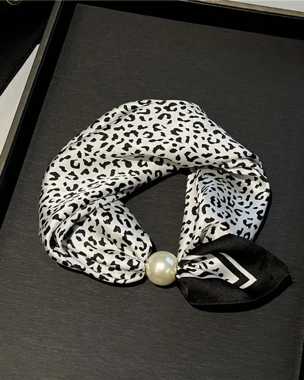 🔥Hot Sale Promotion-49% OFF-🎁🌹Effortless Glamour：Pearl Chain Scarf 🧣