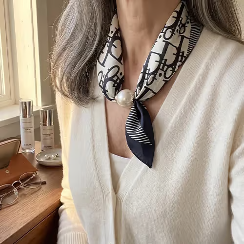 🔥Hot Sale Promotion-49% OFF-🎁🌹Effortless Glamour：Pearl Chain Scarf 🧣