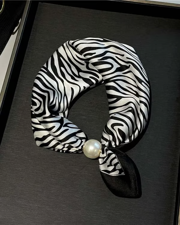 🔥Hot Sale Promotion-49% OFF-🎁🌹Effortless Glamour：Pearl Chain Scarf 🧣