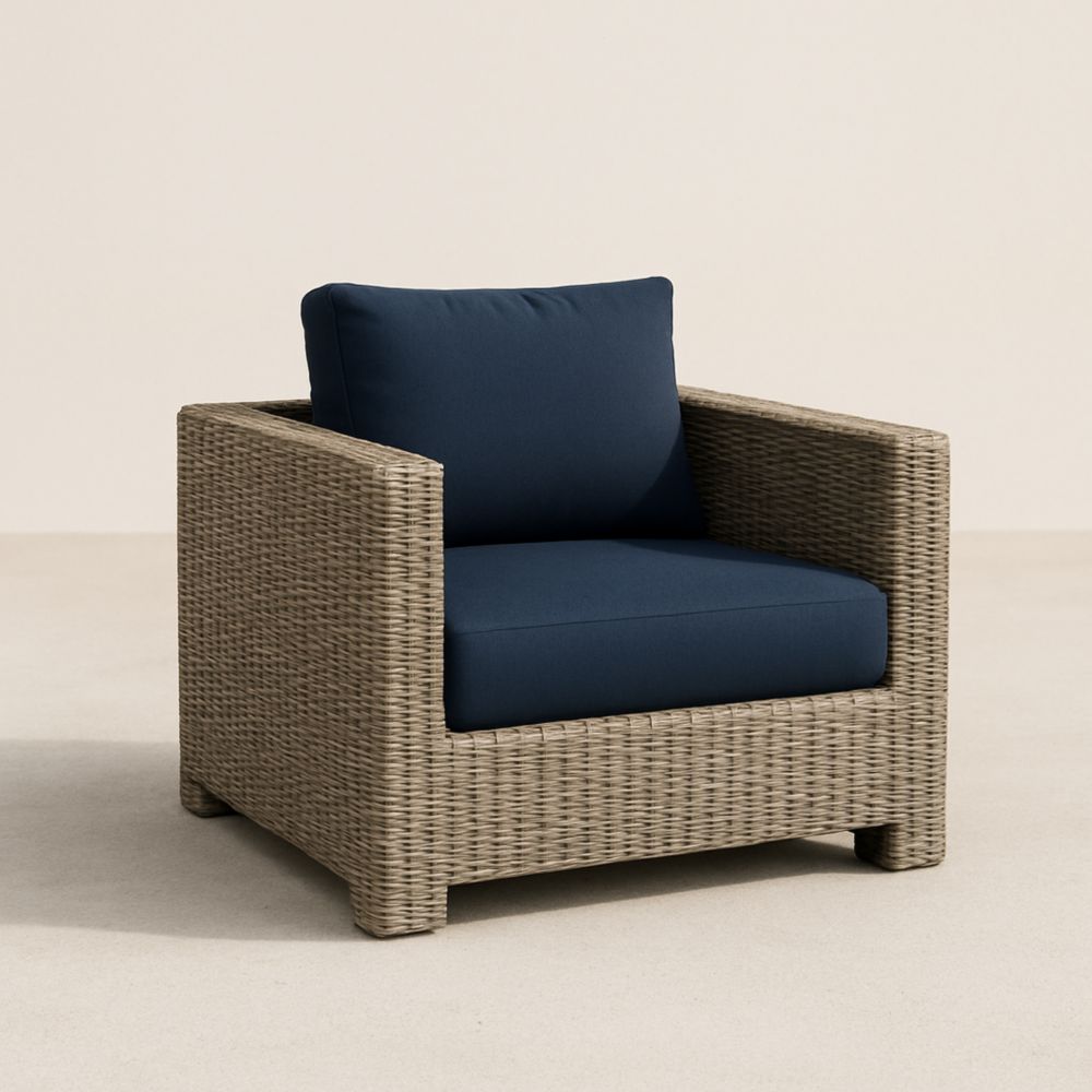 Fauteuil extérieur en résine tressée beige avec coussins bleu marine