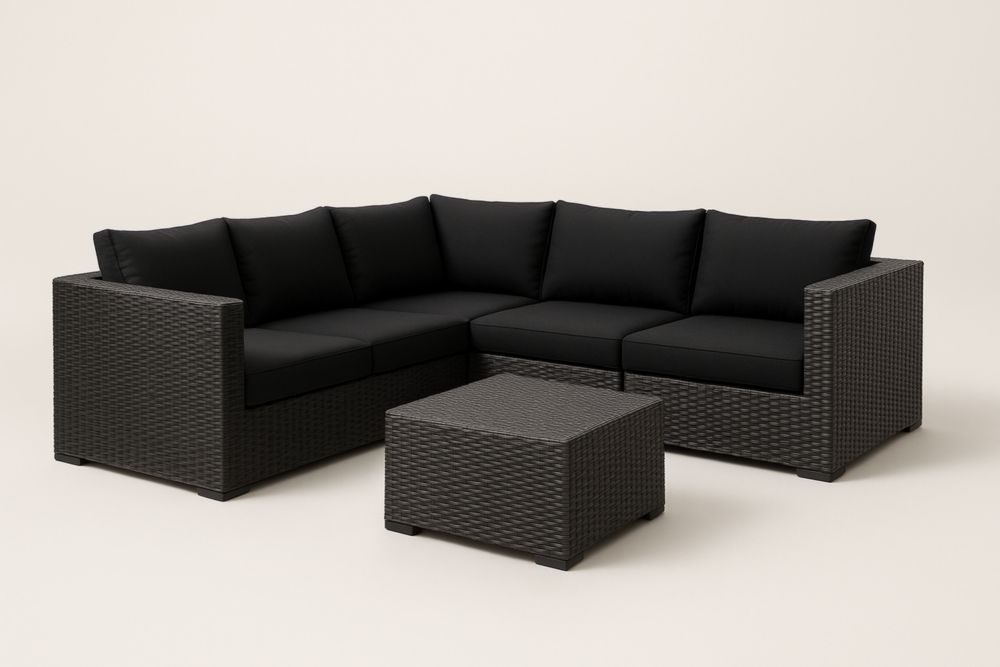 Divano ad angolo da esterno in rattan con cuscini in tessuto nero