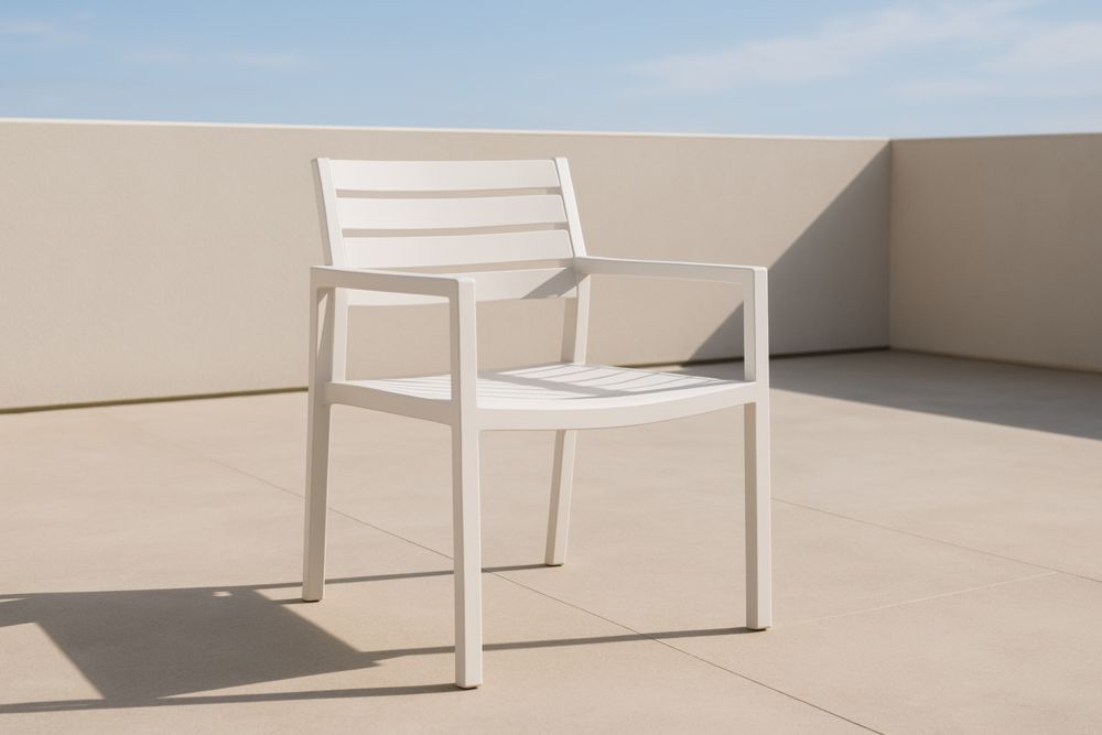 Sedia da esterno in plastica bianca con braccioli