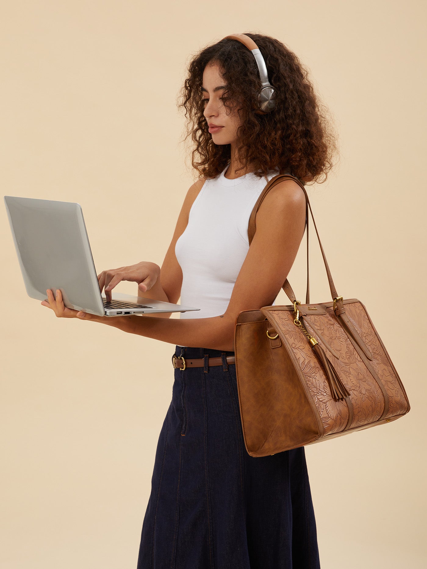 💼Vintage Embossed Leather Laptop Tote, 15.6" 17.3"Laptops🔥（Handcrafted with care）As an added bonus, this messenger bag comes with a clutch bag.
