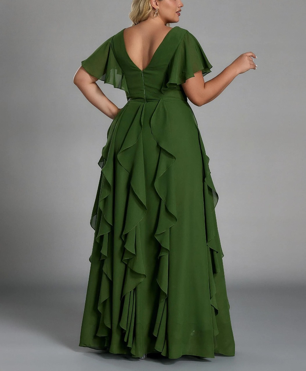 Vestido de talla grande, elegante corte en A, escote en pico, manga corta, volantes, falda hasta el suelo, tejido de gasa, con cintura ceñida.