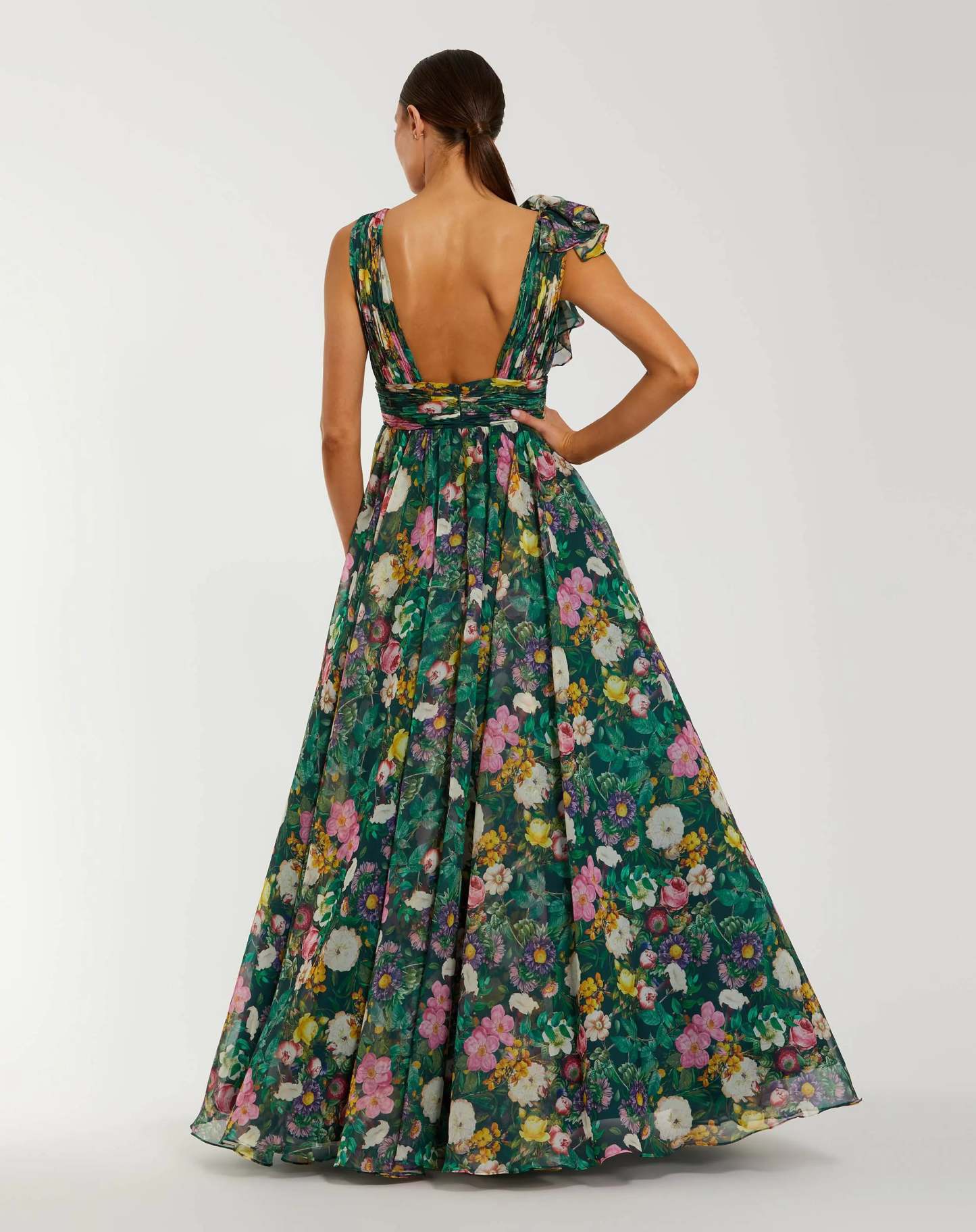 Vestido verde de gasa sin mangas con escote en V y estampado floral, con volantes.