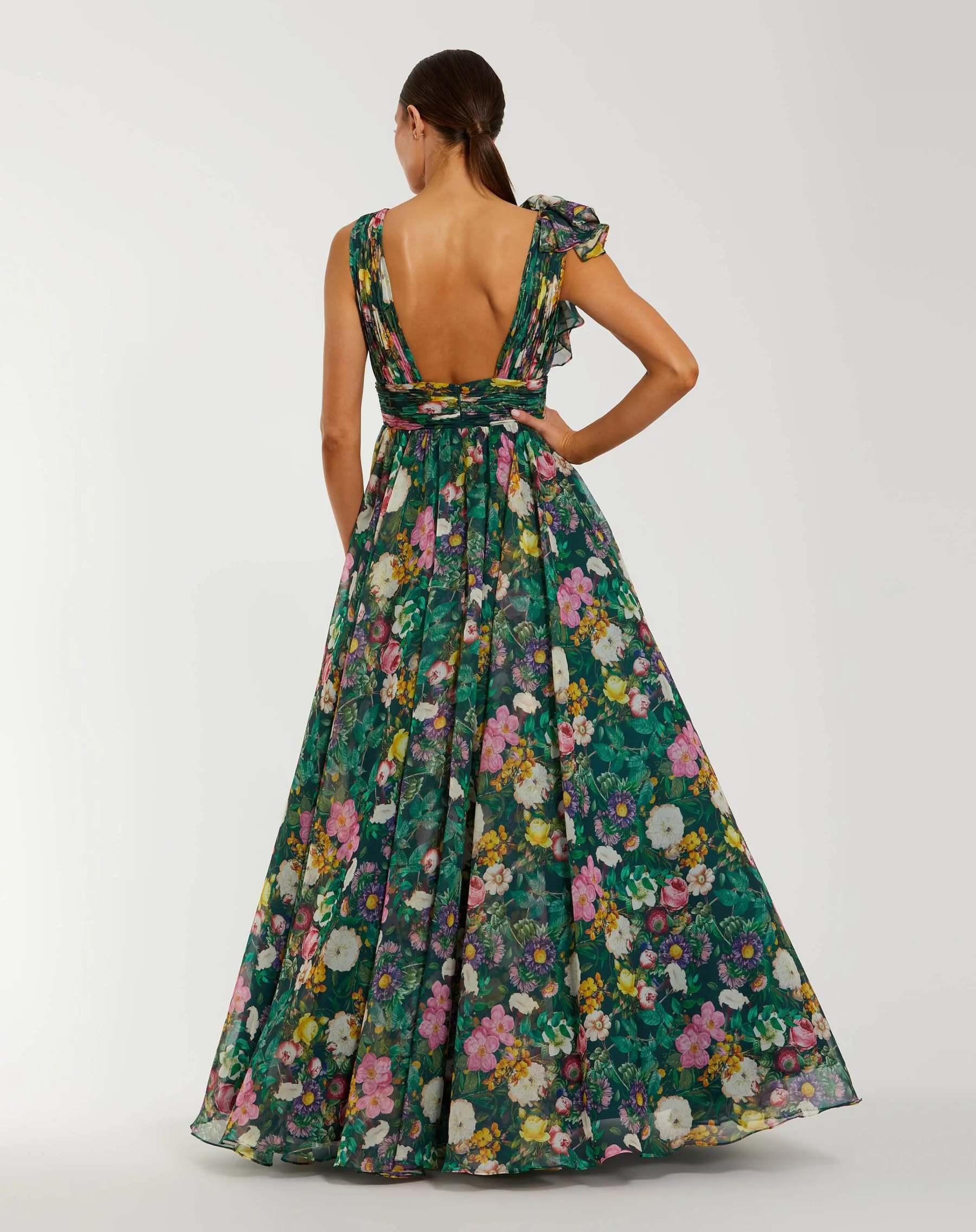 Vestido verde de gasa sin mangas con escote en V y estampado floral, con volantes.