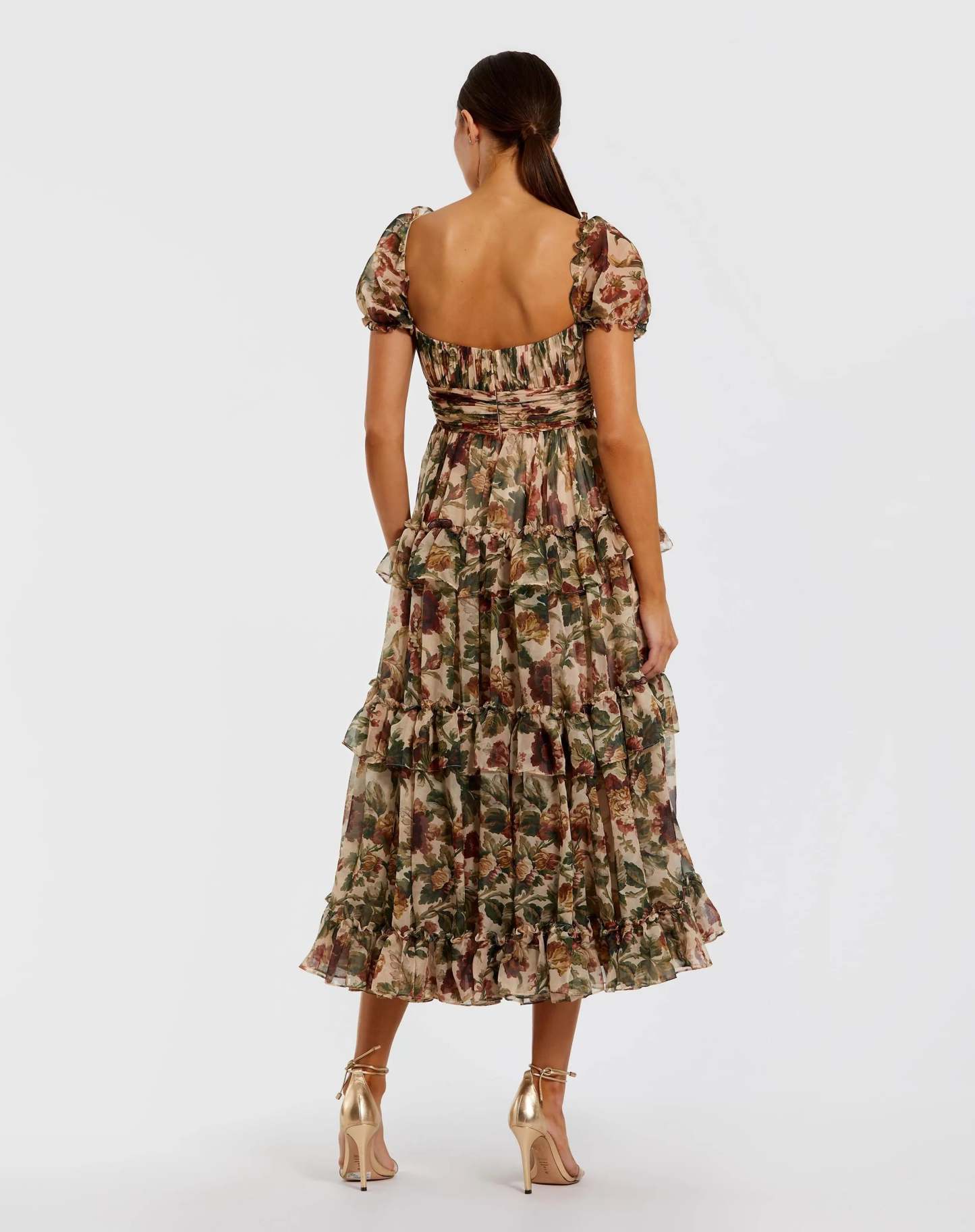 Vestido midi de gasa beige con volantes y mangas abullonadas.