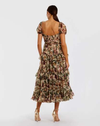 Vestido midi de gasa beige con volantes y mangas abullonadas.