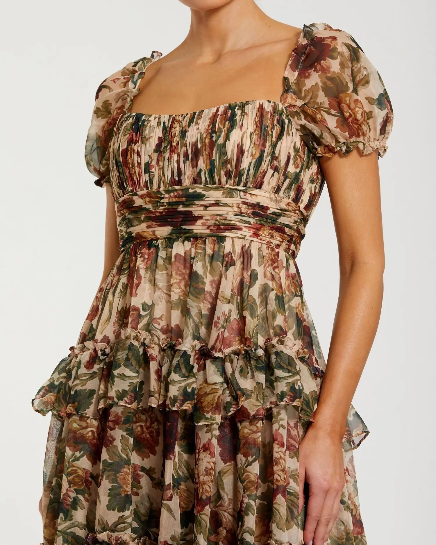 Vestido midi de gasa beige con volantes y mangas abullonadas.