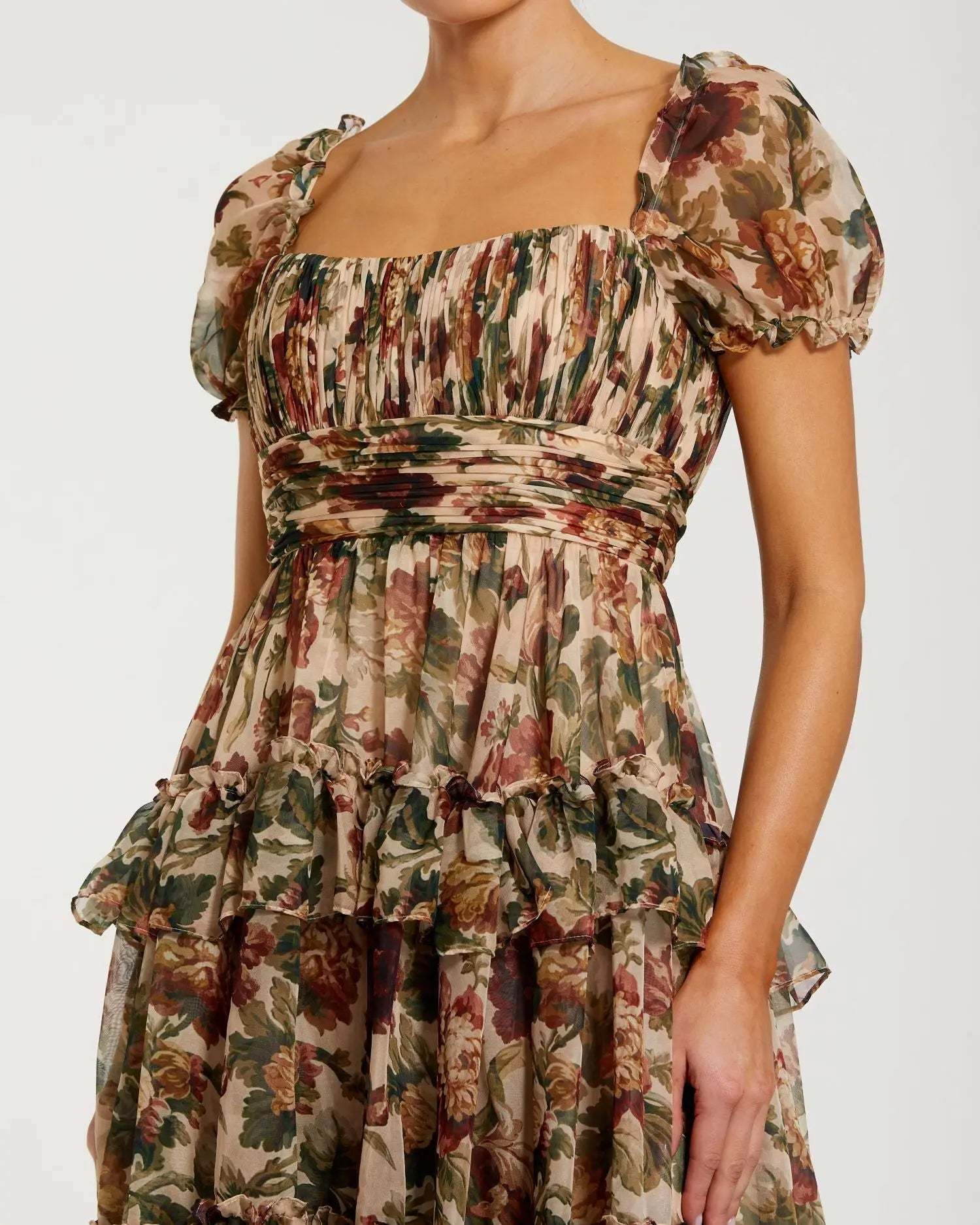 Vestido midi de gasa beige con volantes y mangas abullonadas.