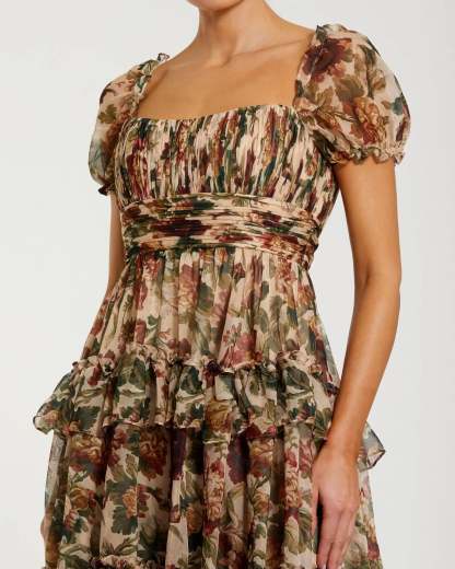 Vestido midi de gasa beige con volantes y mangas abullonadas.