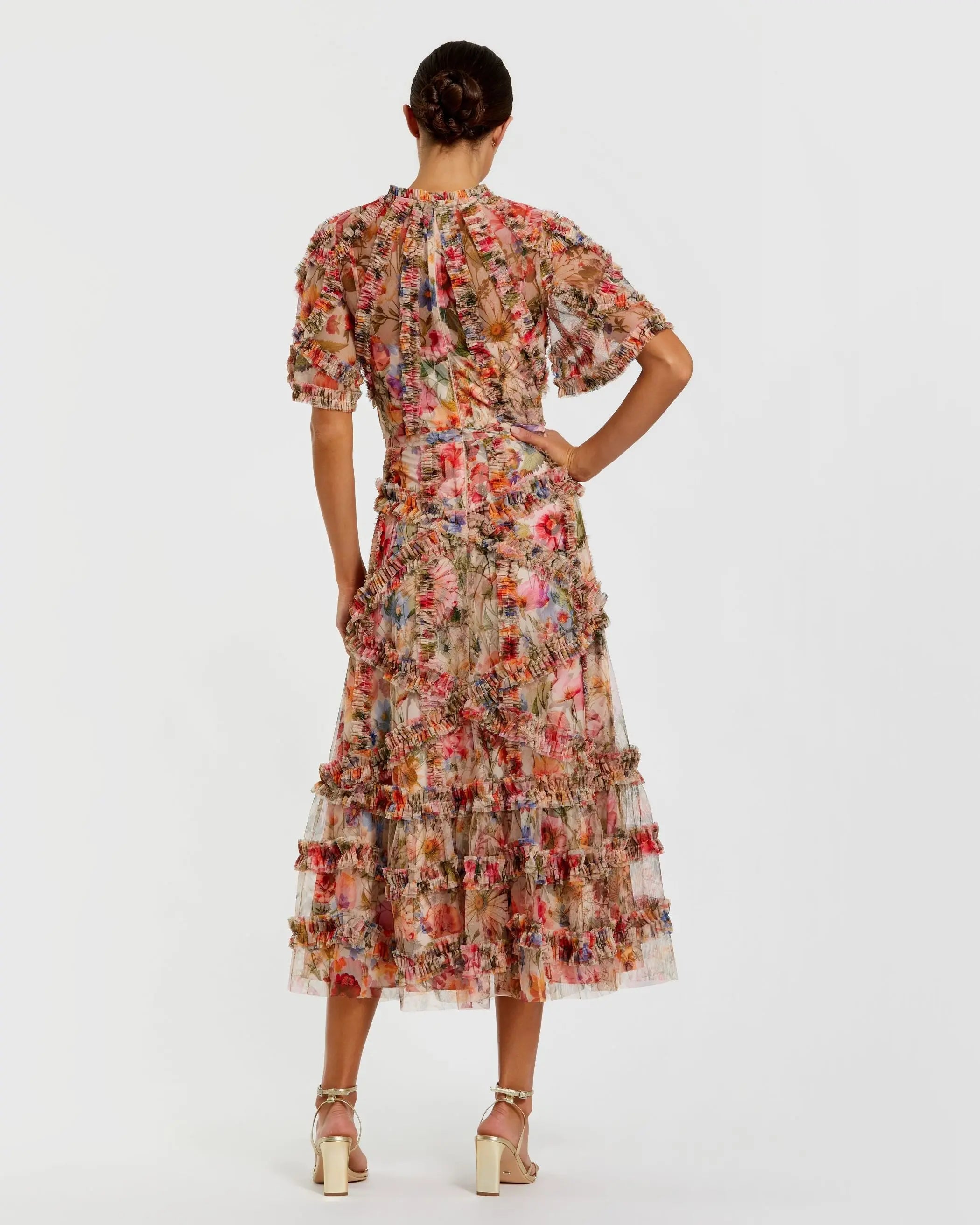 Vestido midi floral multicolor con detalles de volantes