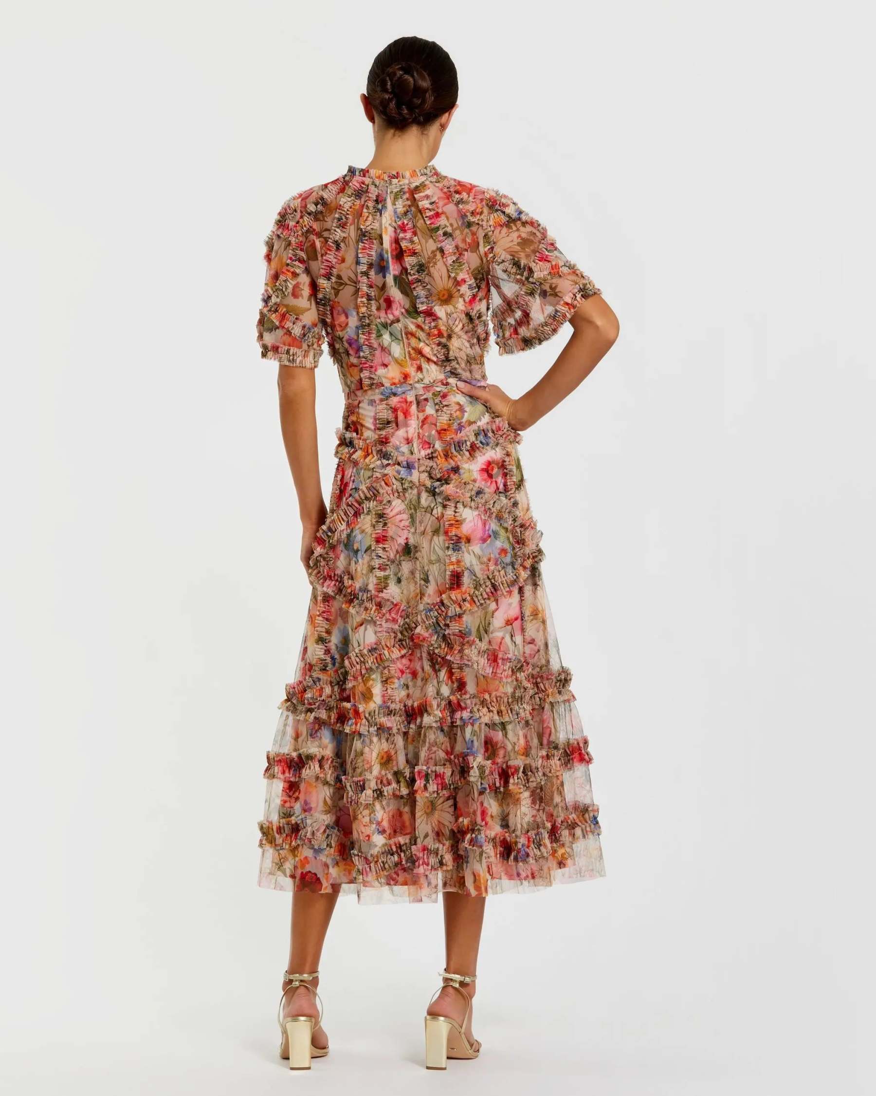 Vestido midi floral multicolor con detalles de volantes