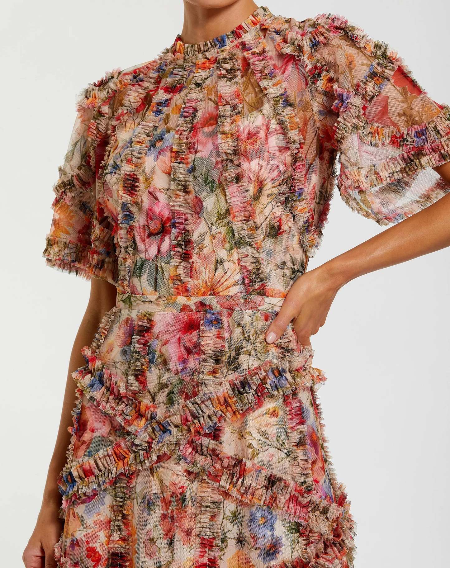 Vestido midi floral multicolor con detalles de volantes