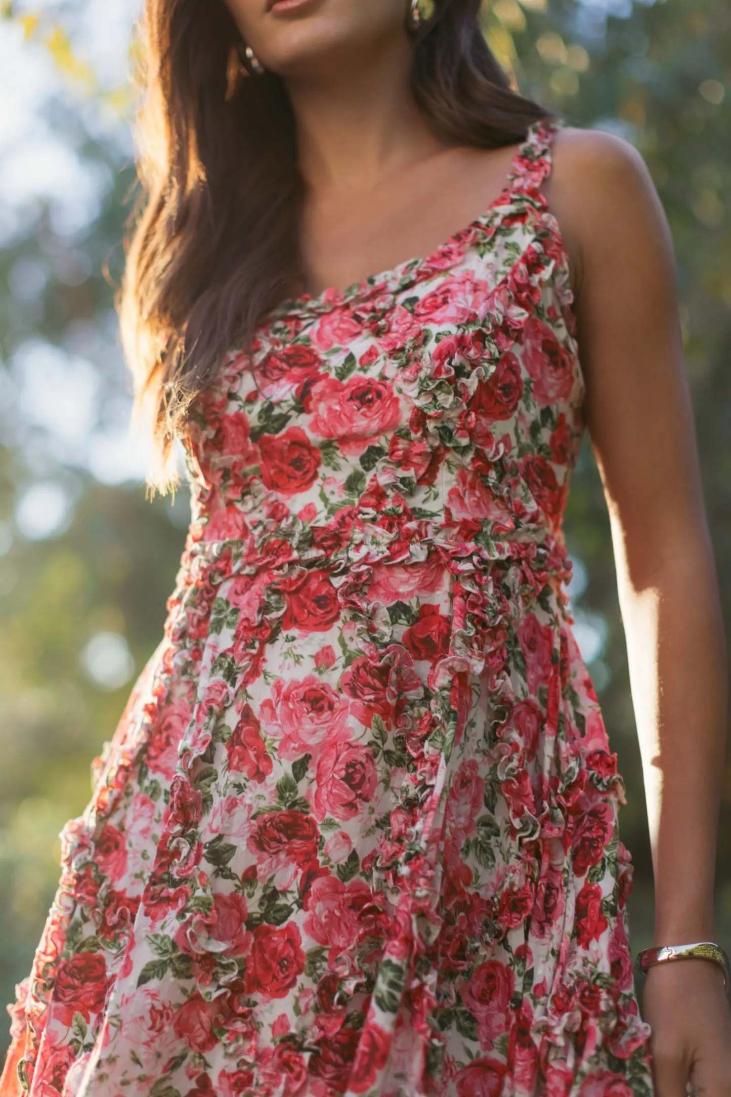 Vestido rosa de corte A con volantes y escote redondo y estampado floral