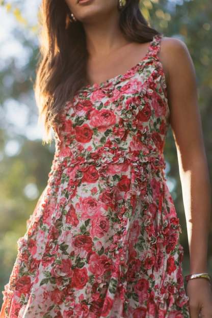 Vestido rosa de corte A con volantes y escote redondo y estampado floral