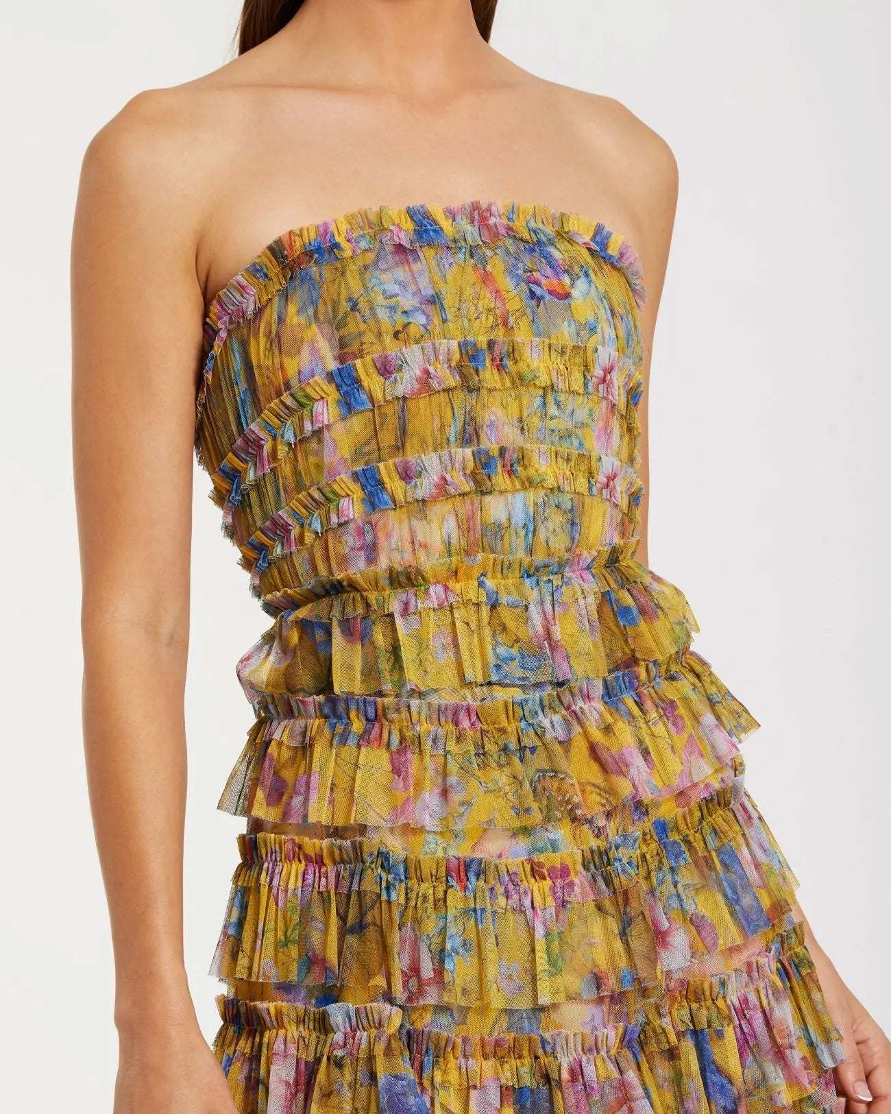 Vestido largo amarillo sin tirantes con volantes y estampado floral