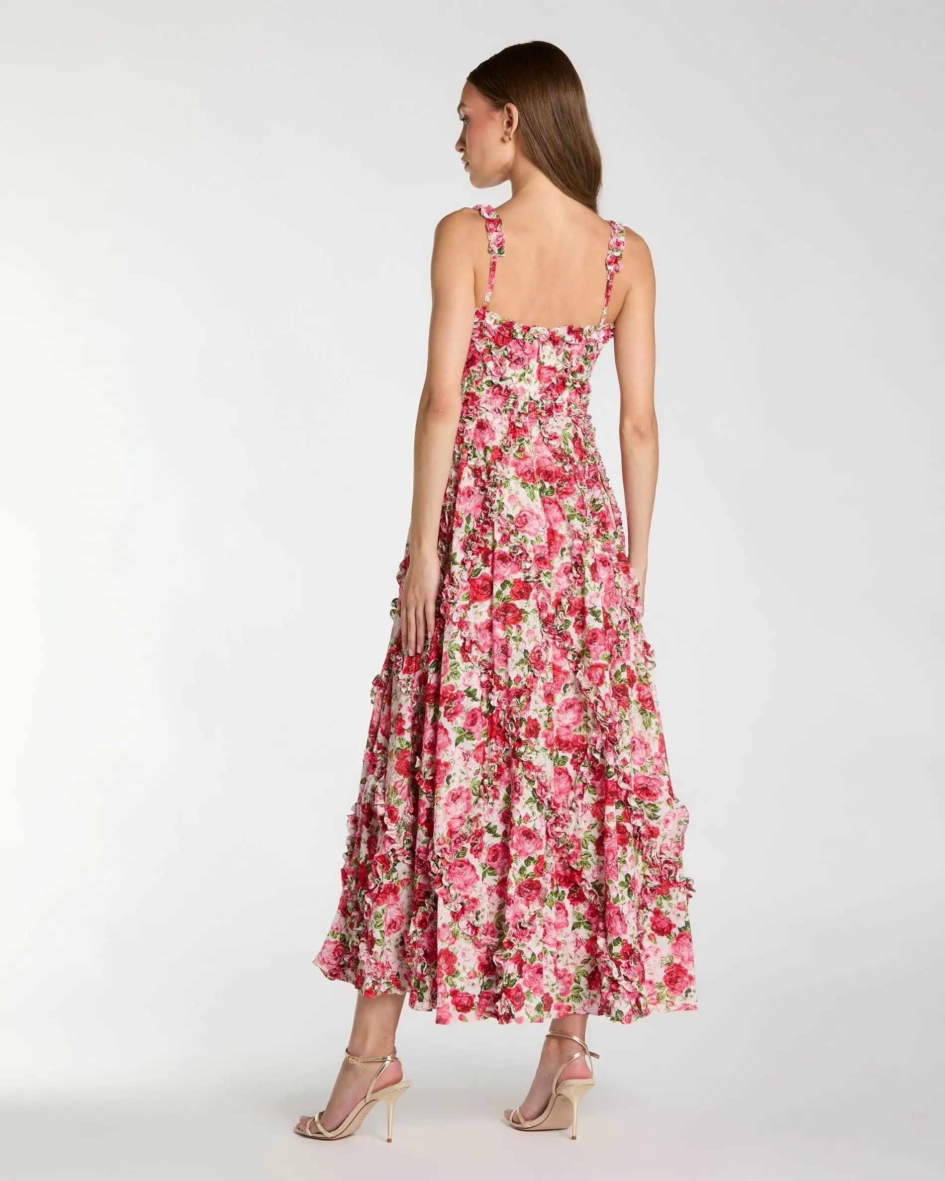 Vestido rosa de corte A con volantes y escote redondo, estampado floral.