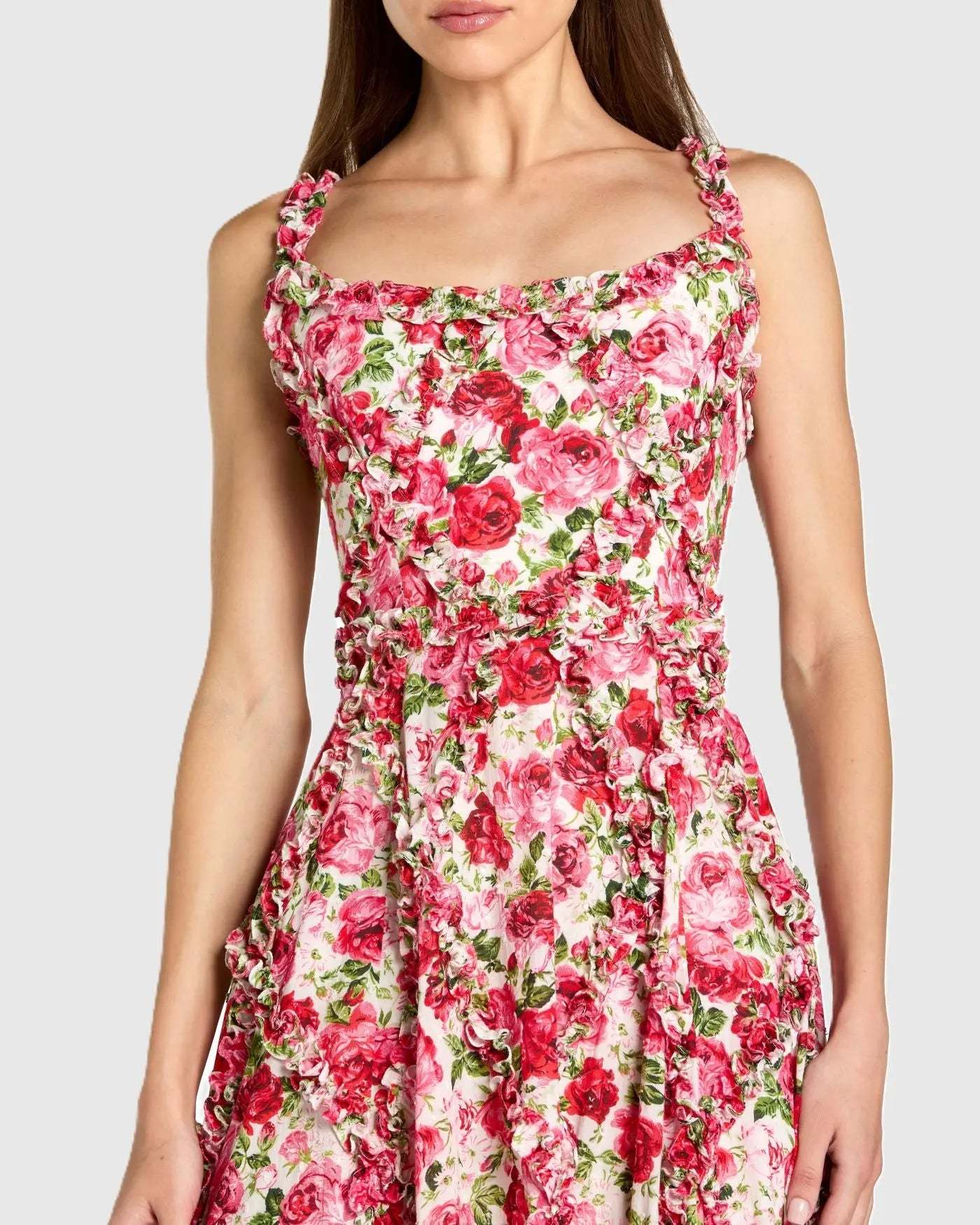 Vestido rosa de corte A con volantes y escote redondo, estampado floral.