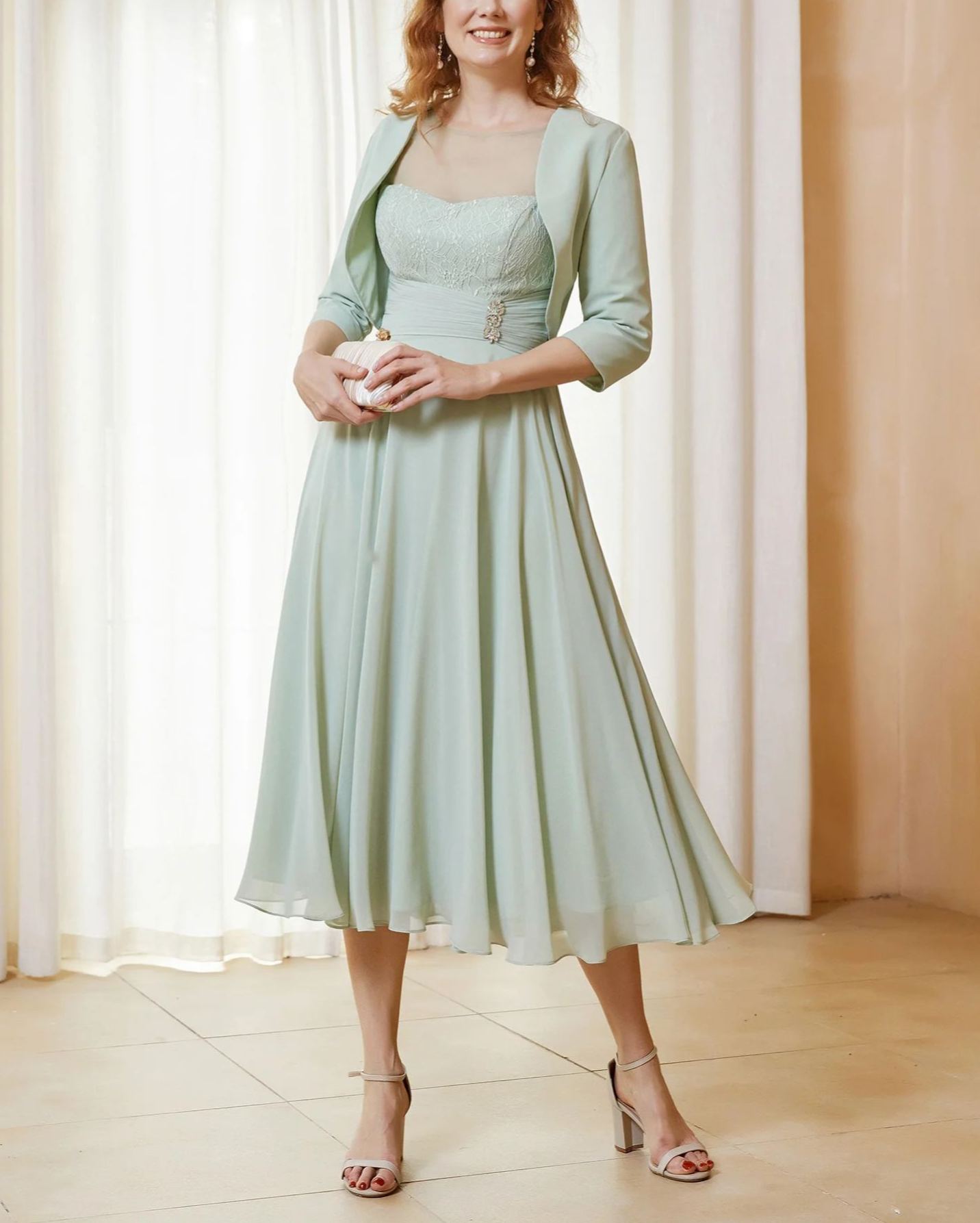 Vestido de manga corta con escote transparente y abrigo.