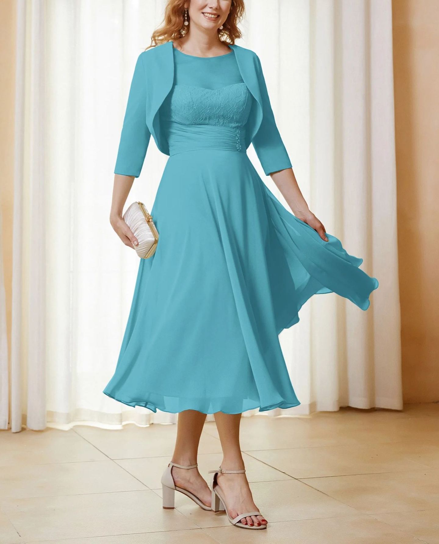 Vestido de manga corta con escote transparente y abrigo.