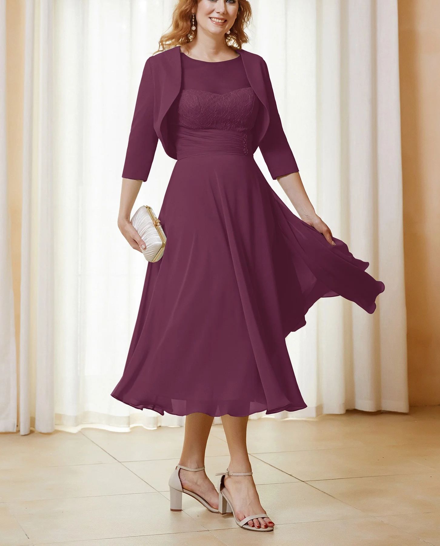 Vestido de manga corta con escote transparente y abrigo.