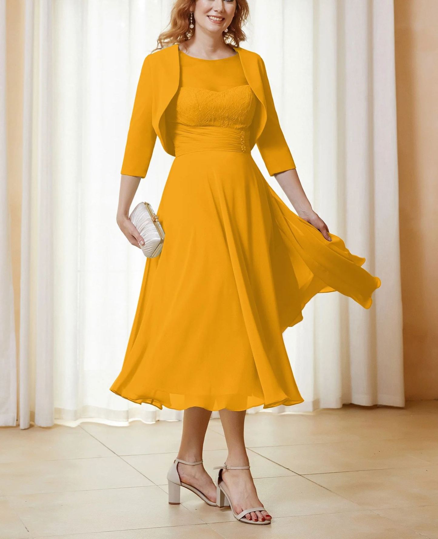 Vestido de manga corta con escote transparente y abrigo.