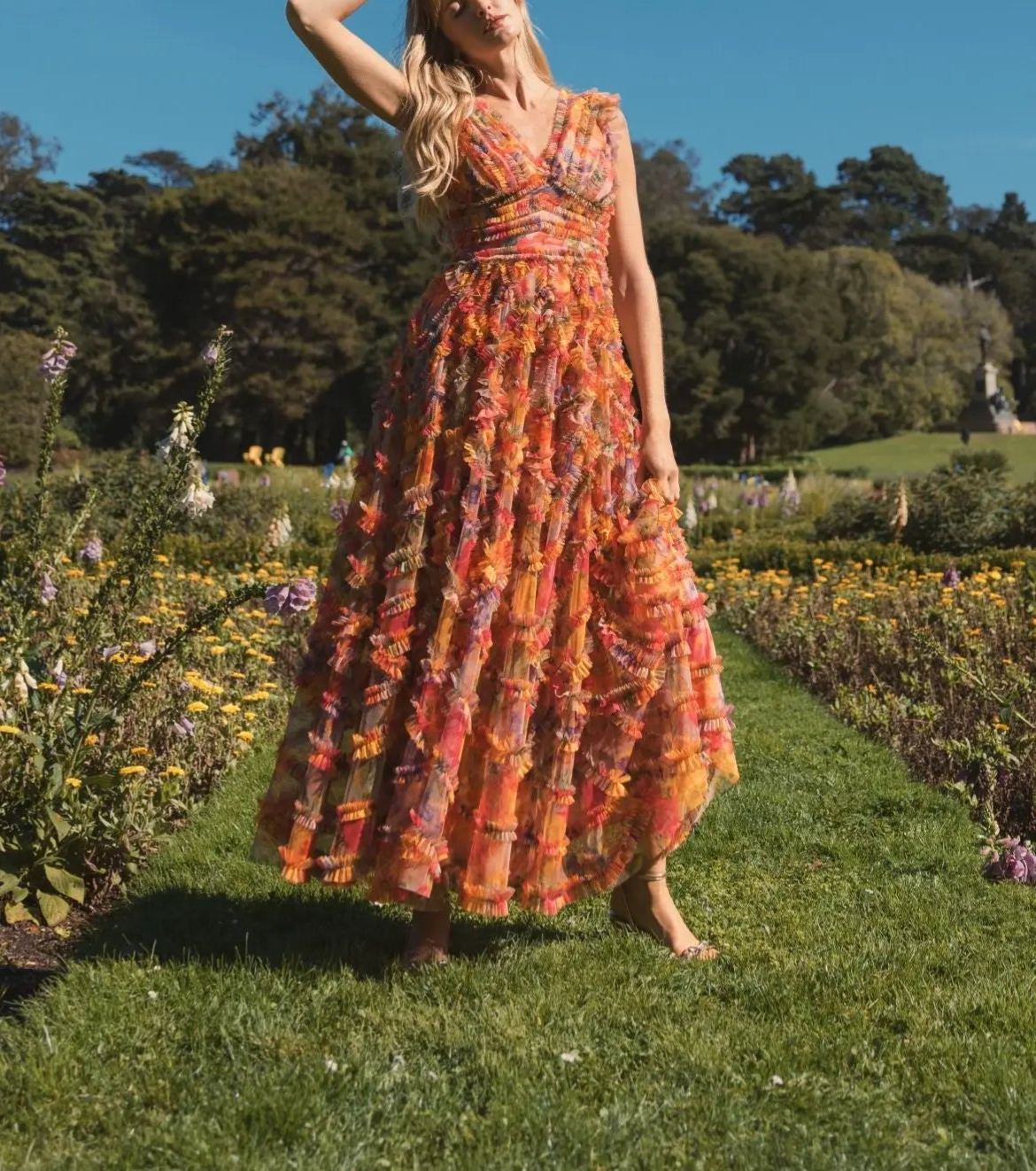 Vestido largo multicolor con cuello en V y volantes con estampado floral