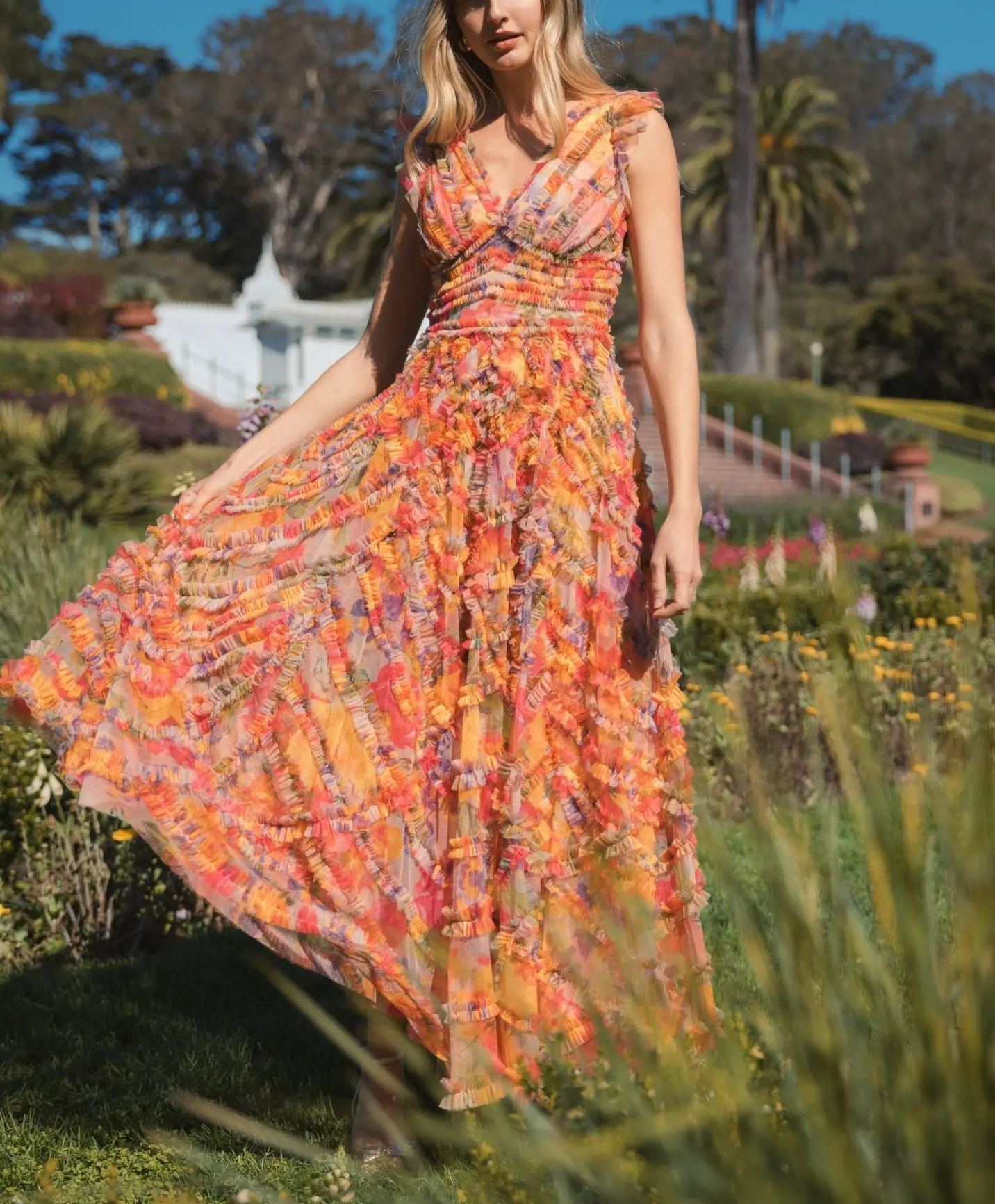Vestido largo multicolor con cuello en V y volantes con estampado floral