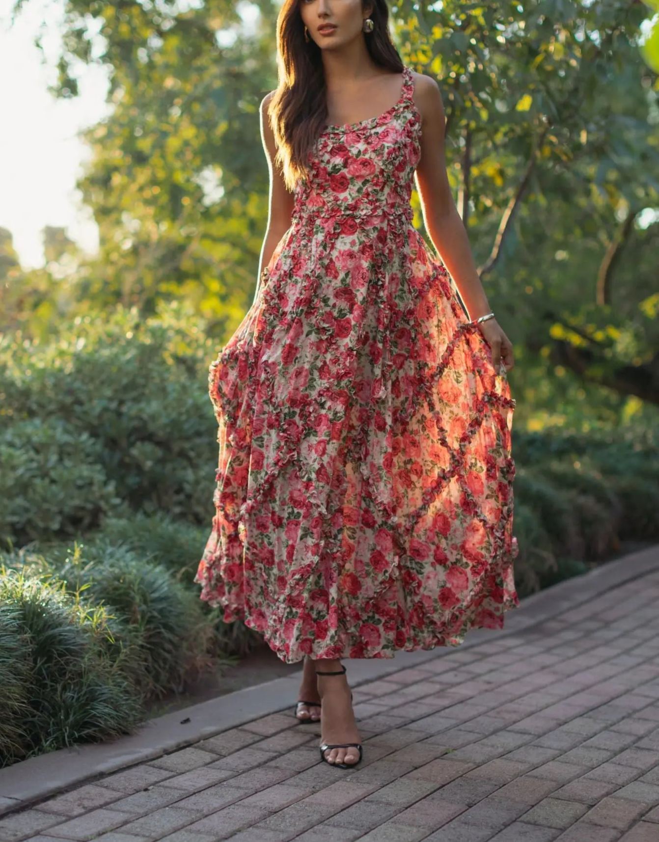 Vestido rosa de corte A con volantes y escote redondo y estampado floral