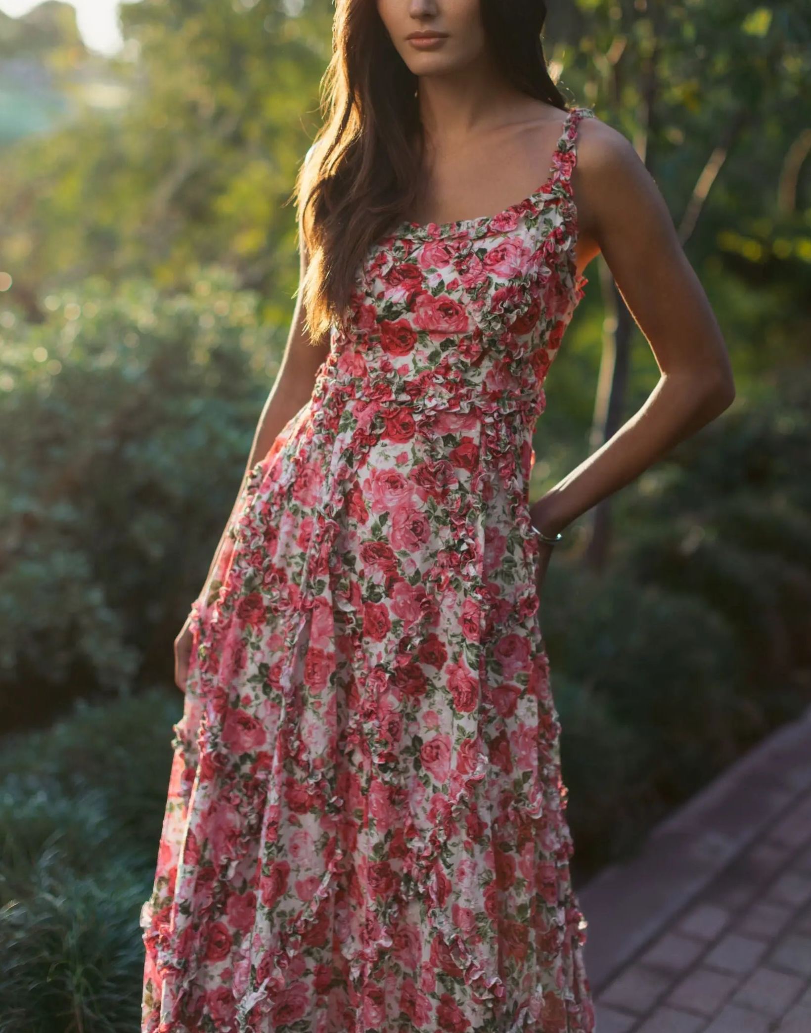 Vestido rosa de corte A con volantes y escote redondo y estampado floral