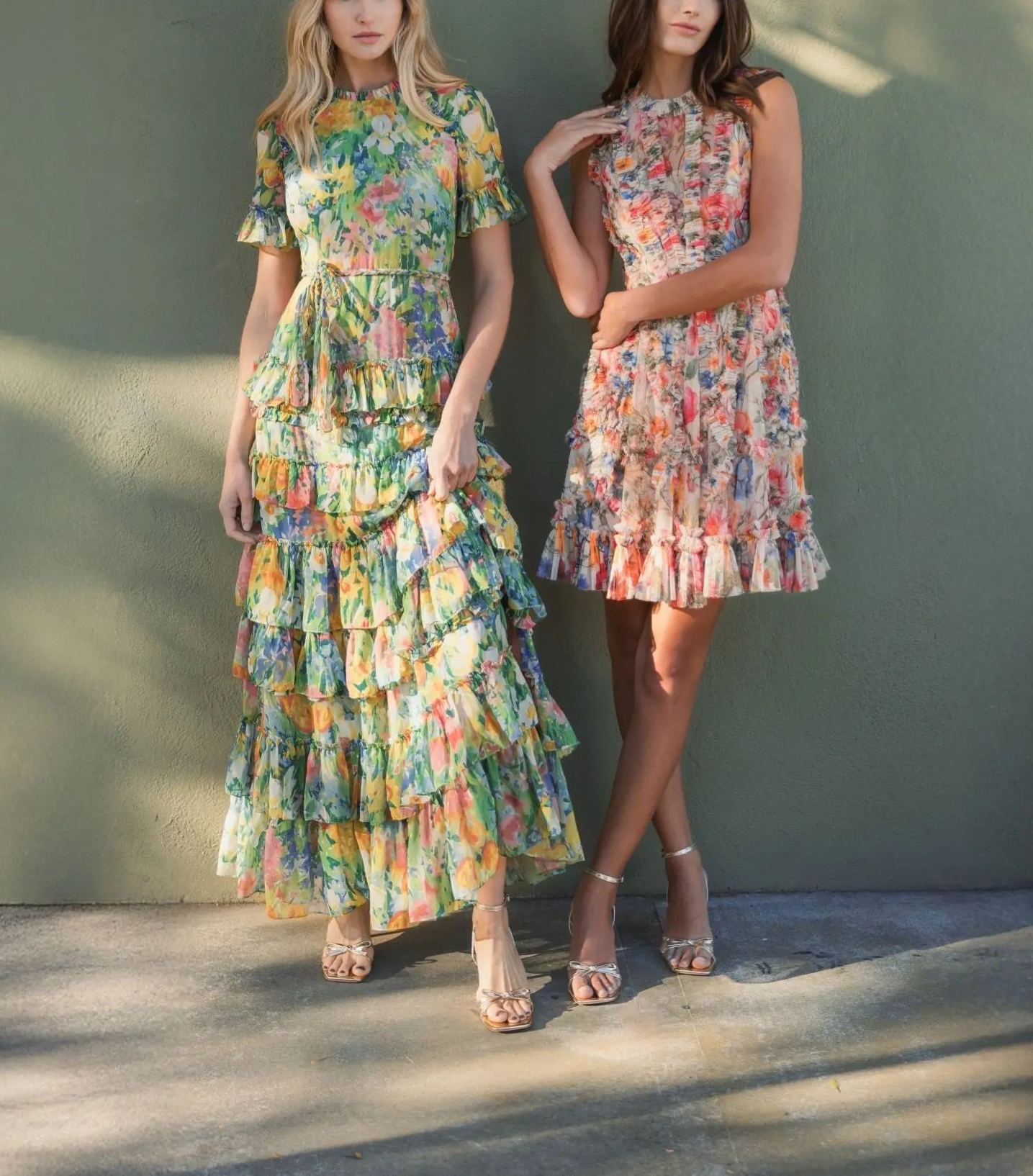 Vestido verde de gasa con volantes y estampado floral