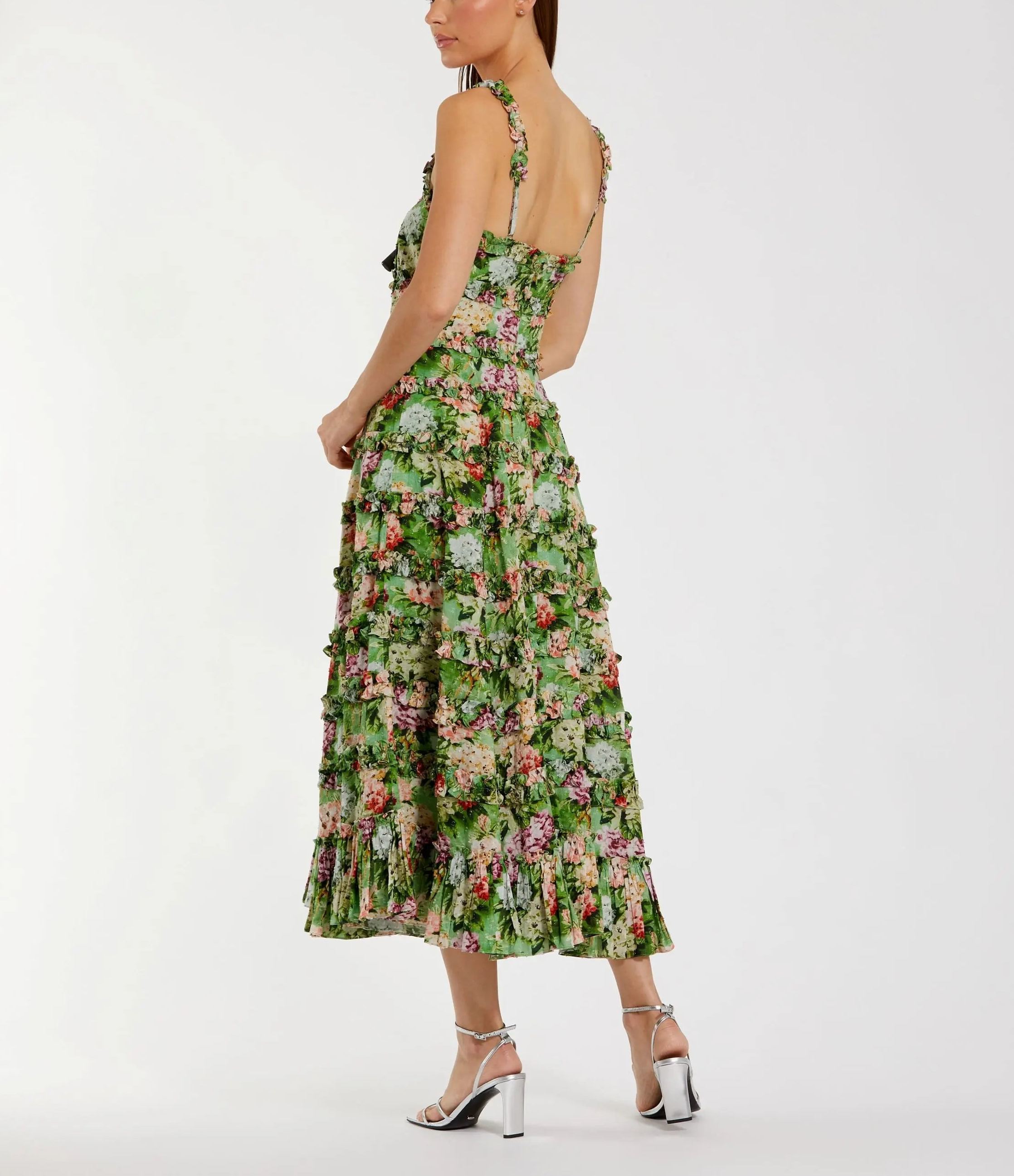 Vestido midi verde con volantes y estampado floral, escote cuadrado