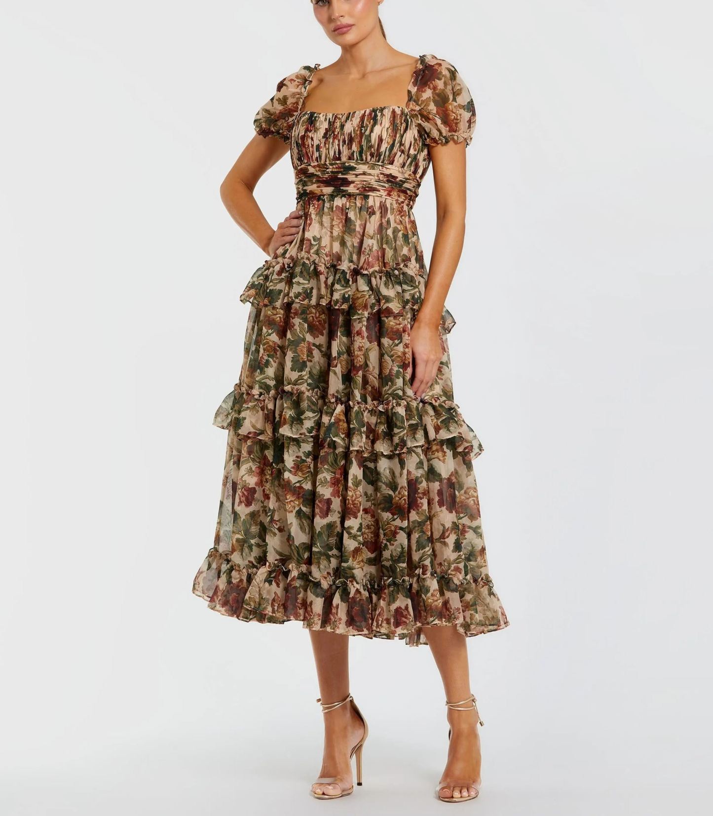 Vestido midi de gasa beige con volantes y mangas abullonadas.