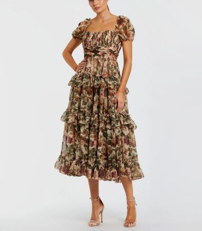 Vestido midi de gasa beige con volantes y mangas abullonadas.