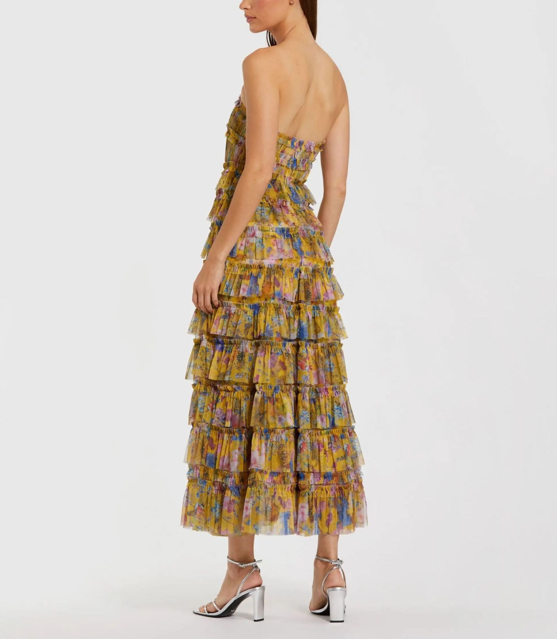 Vestido largo amarillo sin tirantes con volantes y estampado floral