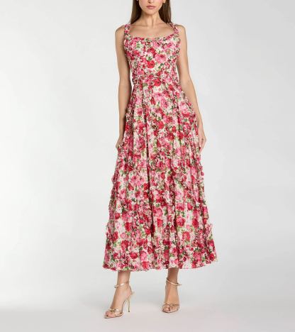 Vestido rosa de corte A con volantes y escote redondo, estampado floral.