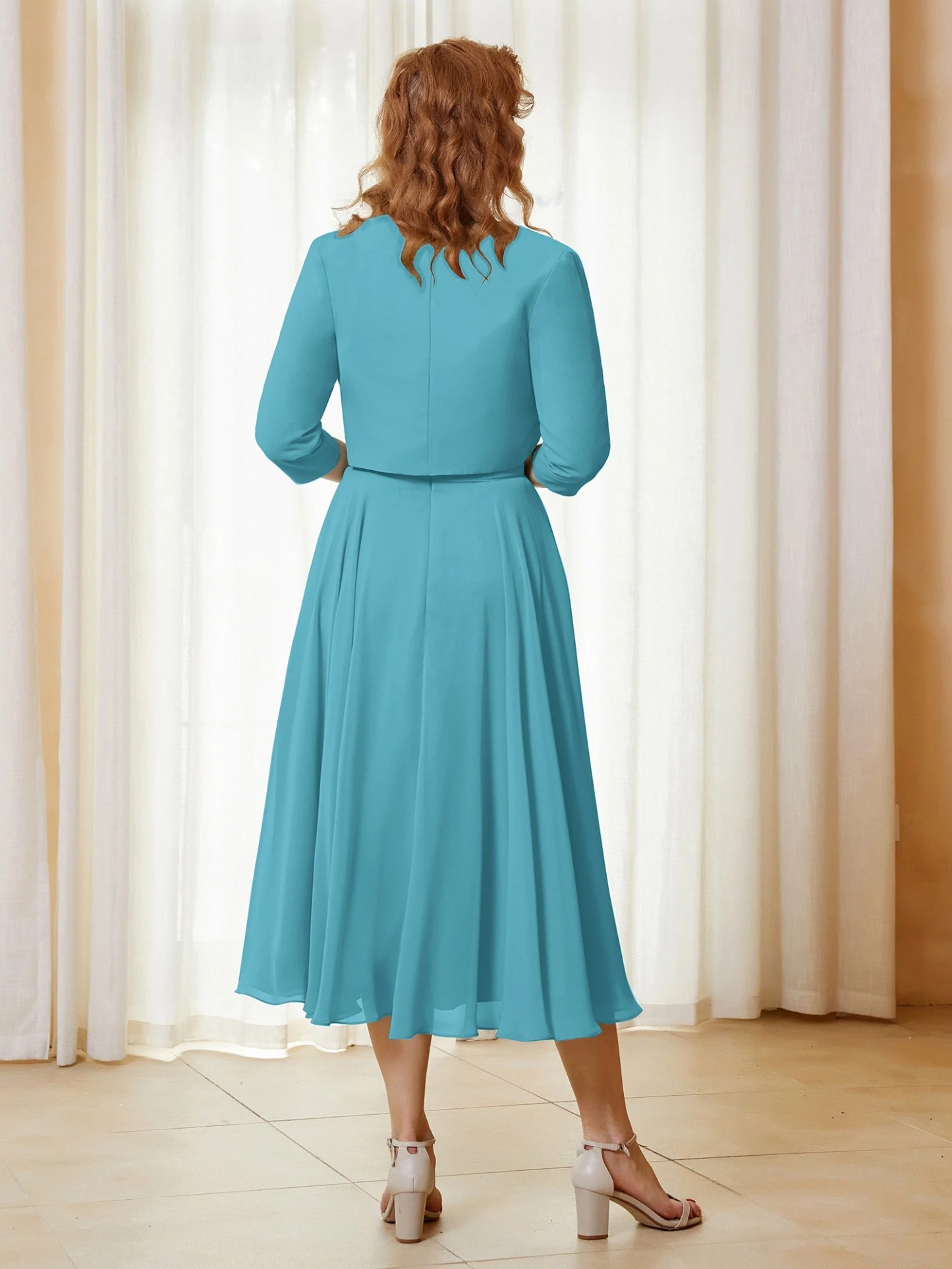 Vestido de manga corta con escote transparente y abrigo.