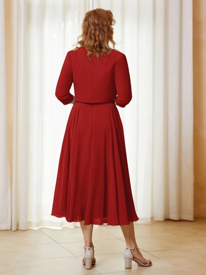 Vestido de manga corta con escote transparente y abrigo.