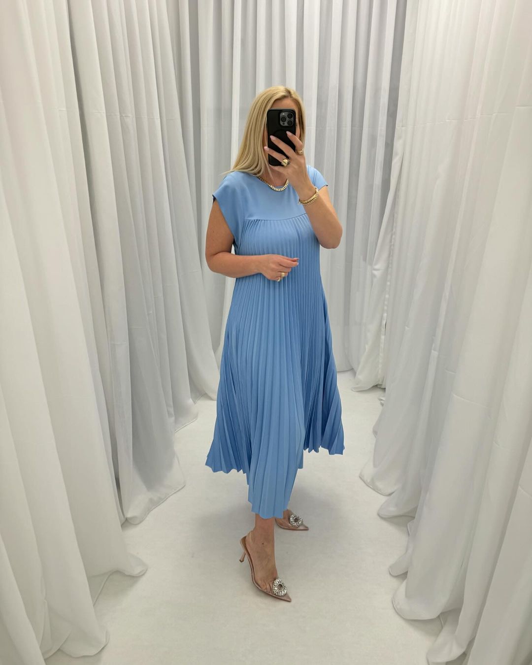 Sleeveless pleated simple solid color dress