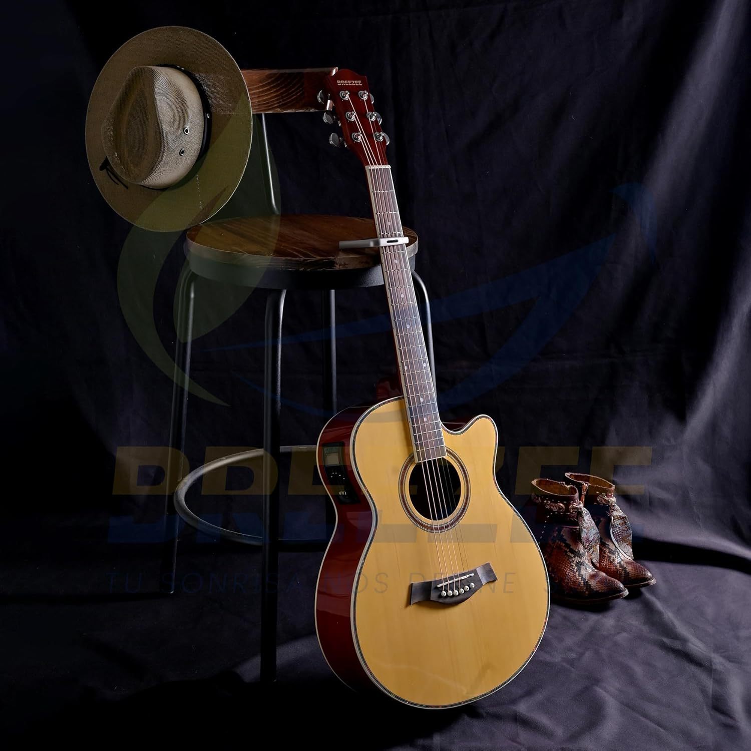 Guitarra Electroacústica de 40” Diseñada sobre Abeto, Merbau, Okume y Palisandro. Acabado de Barniz en Pulverización, Incluye Set de Accesorios Completo para Principiante